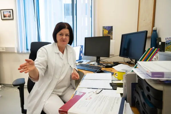 Parkinsonpasienter i Norge mangler spesialsykepleiere ved poliklinikker