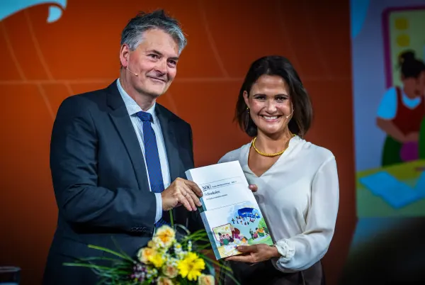 Skolen må kjempe mot "scroll-samfunnet" for å gjenopprette konsentrasjon